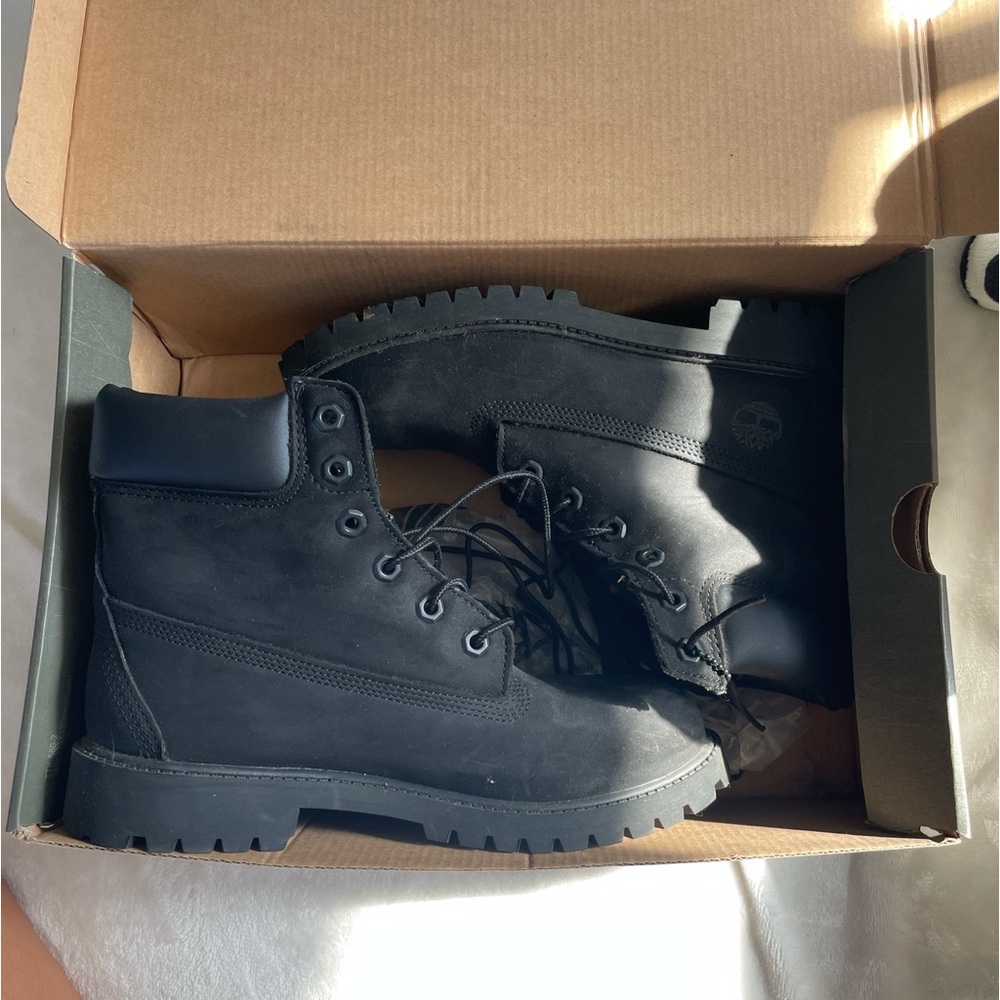 BLACK TIMBS WOMENS SIZE 6